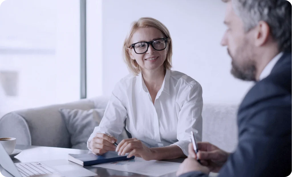 Gespräch zwischen zwei Mitarbeitenden zur Planung digitaler Compliance Schulungen