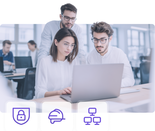 Mitarbeitende absolvieren digitale Compliance & Datenschutz Schulungen am Laptop im Büro