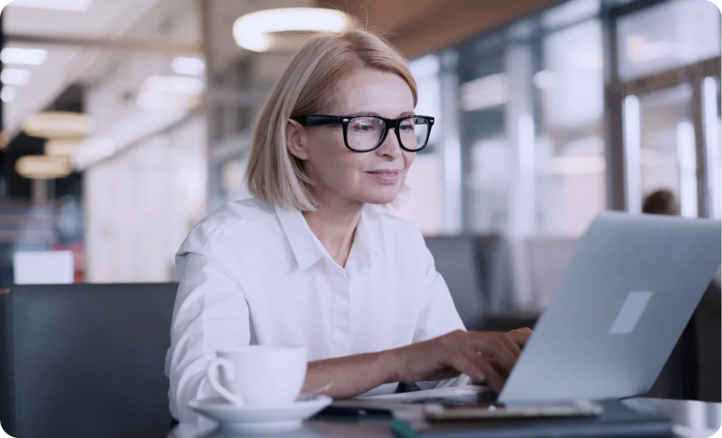 Digitale Compliance Schulung im Unternehmen: Mitarbeiterin arbeitet am Laptop an einer Online-Schulung