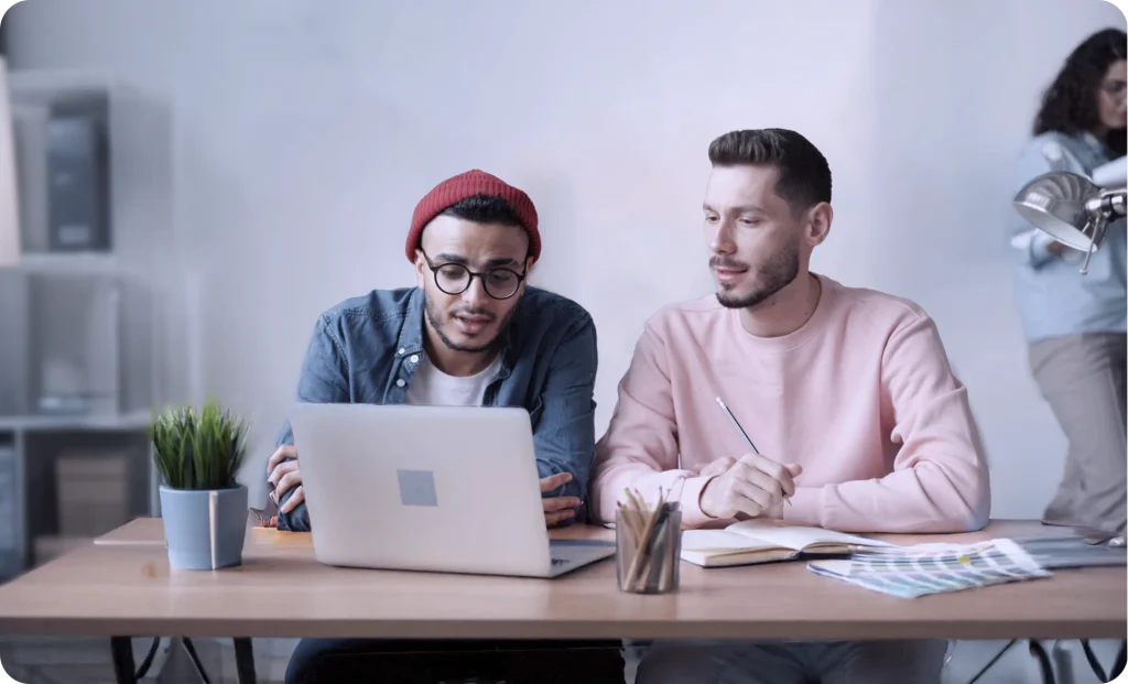 Digitale Compliance Schulung mit LMS im Unternehmen: Mitarbeitende nutzen eine Lernplattform am Laptop zur Durchführung und Verwaltung von Online-Schulungen