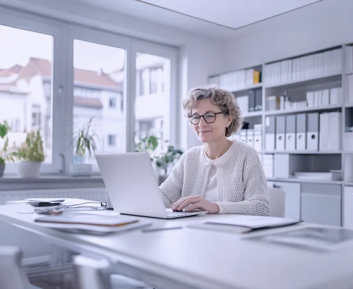 Verwaltungsmitarbeitende arbeitet am PC mit der Lernplattform für den öffentlichen Sektor
