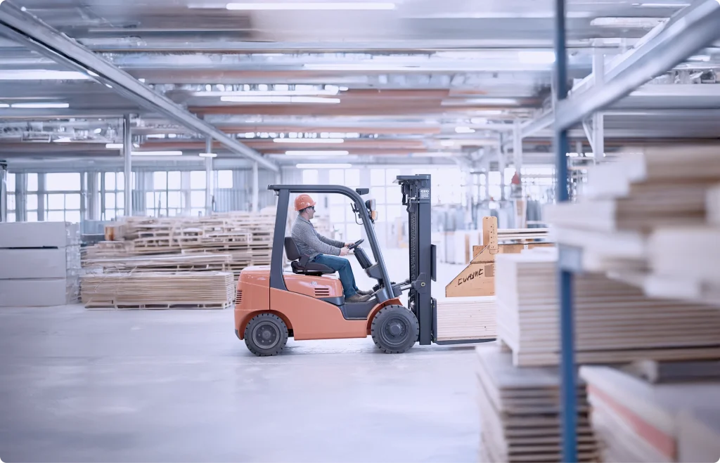 Gabelstaplerfahrer im Lager — Stapler-Unterweisungen gehören zu den Pflichtschulungen in der Logistik
