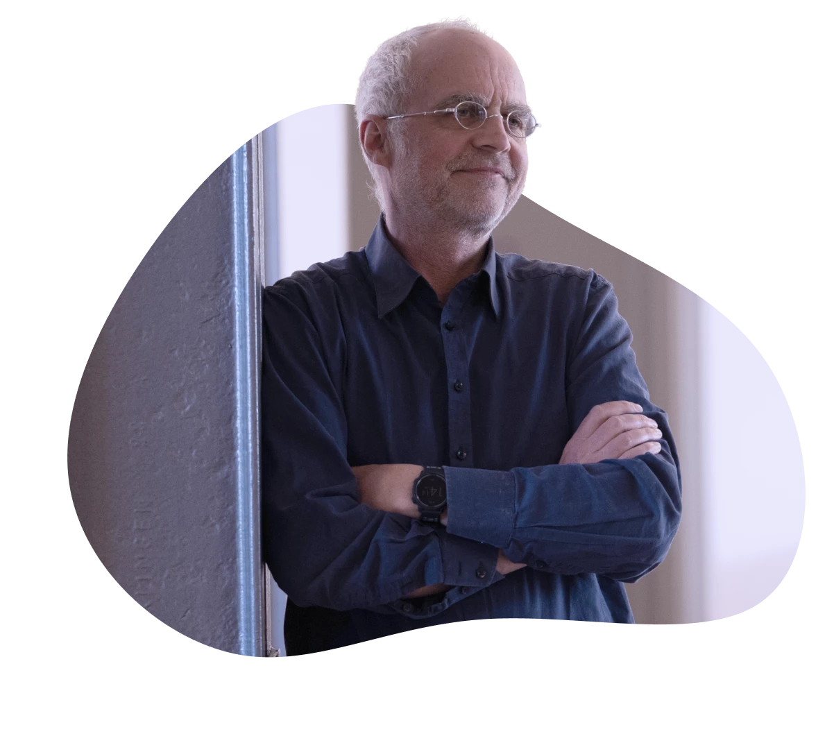 Dr. Andreas Bersch, Rechtsanwalt und Geschäftsführer von reteach, mit verschränkten Armen